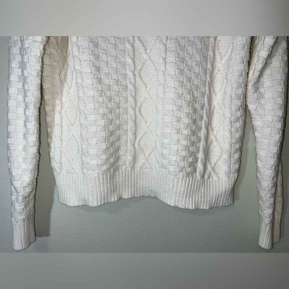 St. John's Bay Women’s White Cable Knit Pullover V-Neck Sweater! Size Small. - Picture 3 of 8